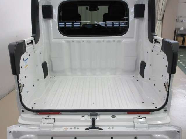 Daihatsu Hijet Deck Van 11