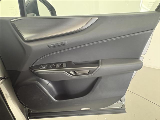 Lexus NX 11