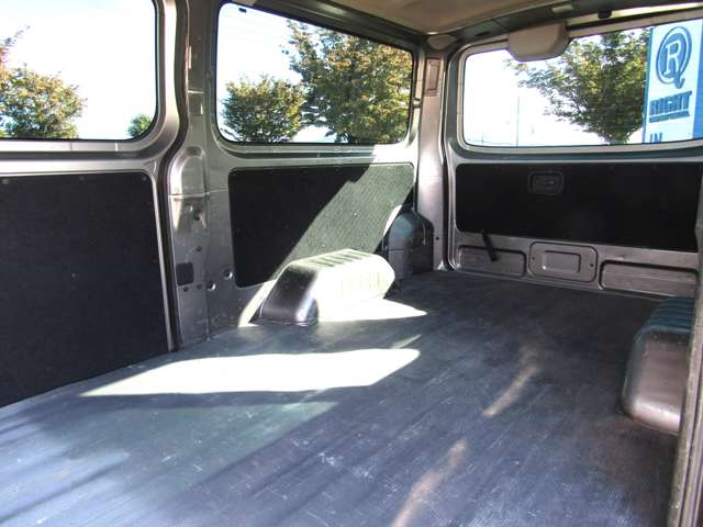 Nissan NV350 Caravan 8