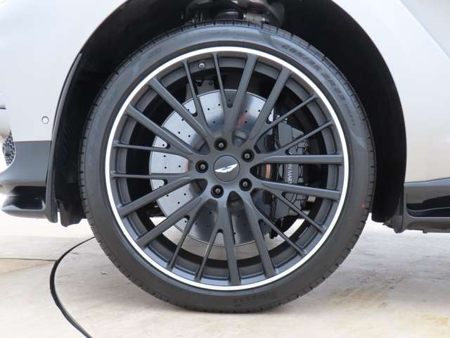 Aston Martin DBX 12