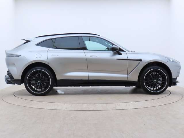Aston Martin DBX 4