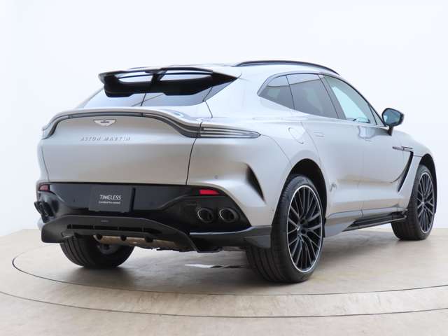 Aston Martin DBX 5