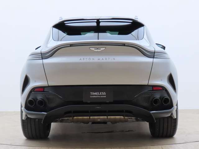 Aston Martin DBX 6