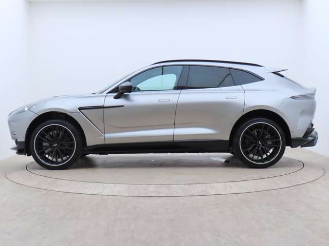 Aston Martin DBX 8