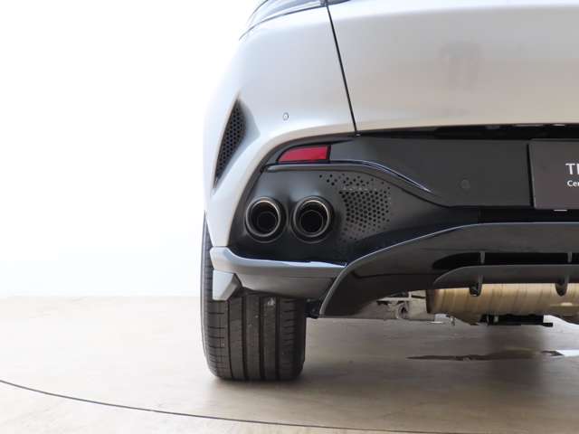 Aston Martin DBX 9