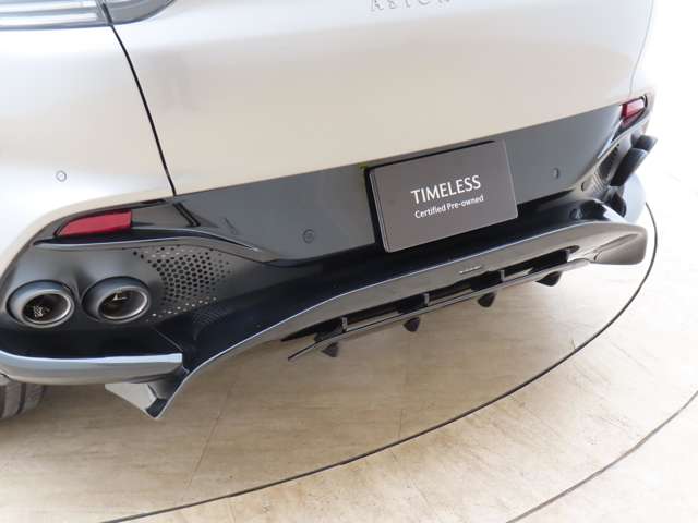 Aston Martin DBX 10