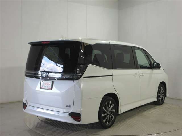 Toyota Voxy 2