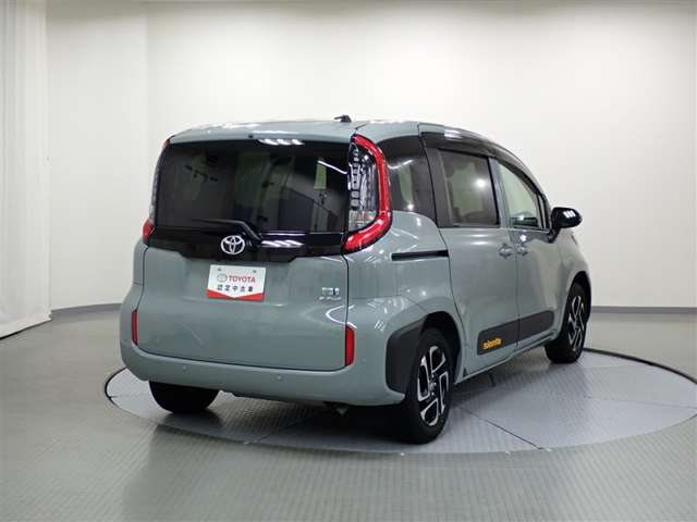 Toyota Sienta 4
