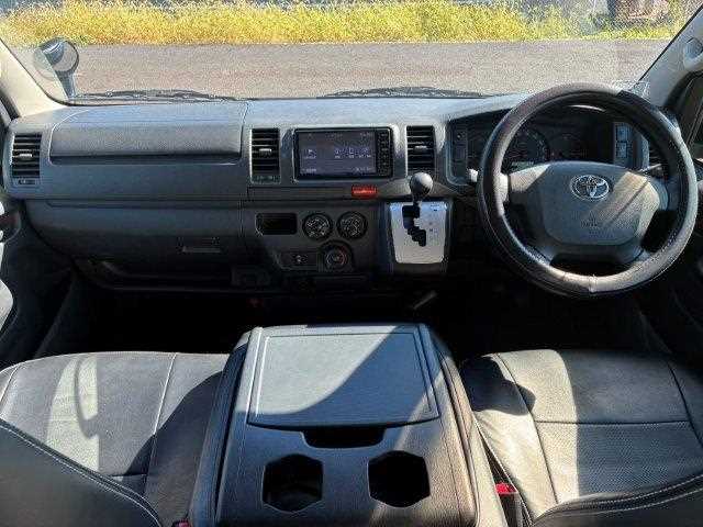 Toyota Hiace Van 3