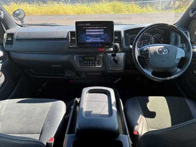 Toyota Hiace Van 3