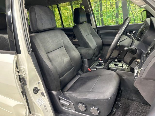 Mitsubishi Pajero 8