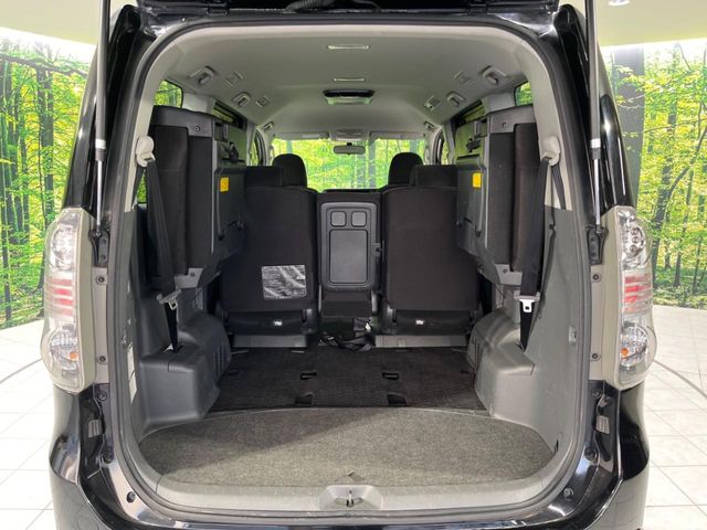 Toyota Voxy 11