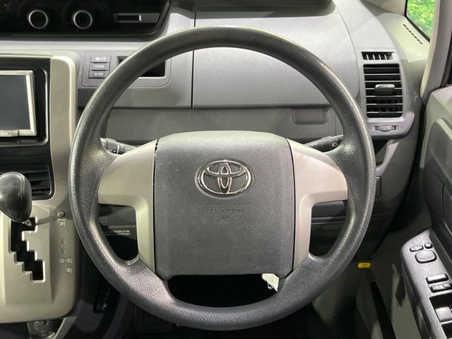 Toyota Voxy 12