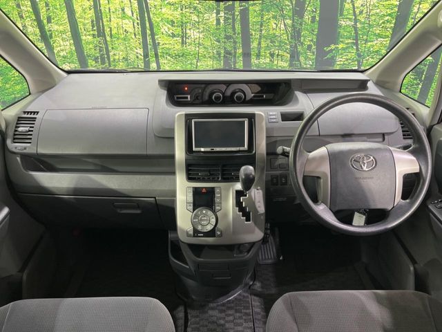 Toyota Voxy 2