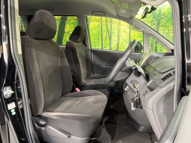 Toyota Voxy 8