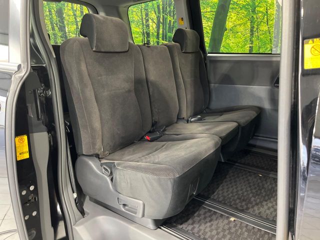 Toyota Voxy 9