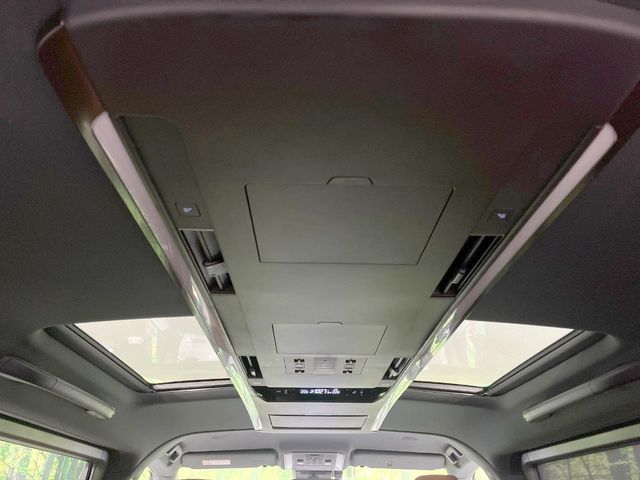 Toyota Vellfire 4