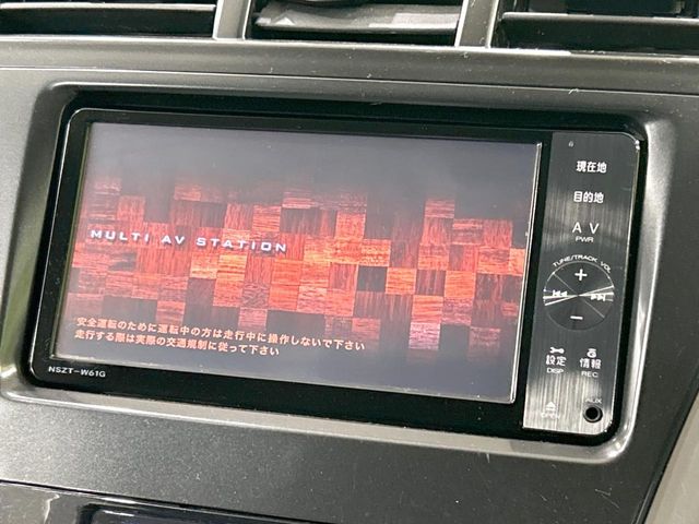 Toyota Prius α 4