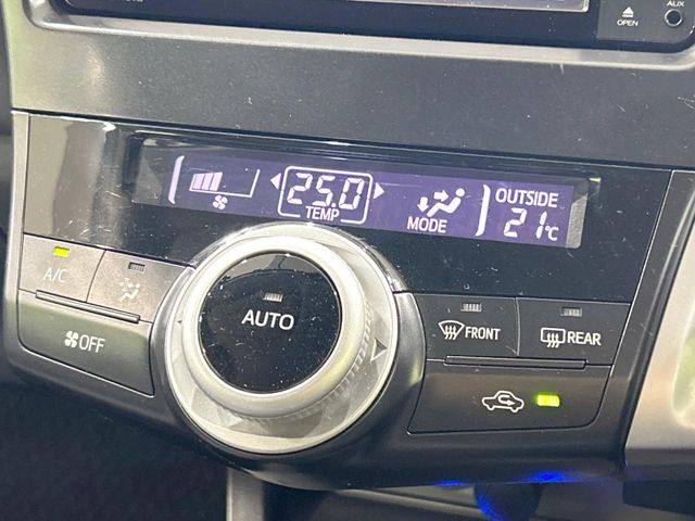 Toyota Prius α 8