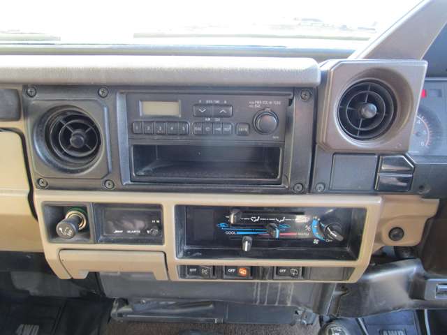 Toyota Land Cruiser 70 11