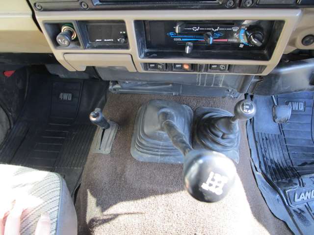 Toyota Land Cruiser 70 12