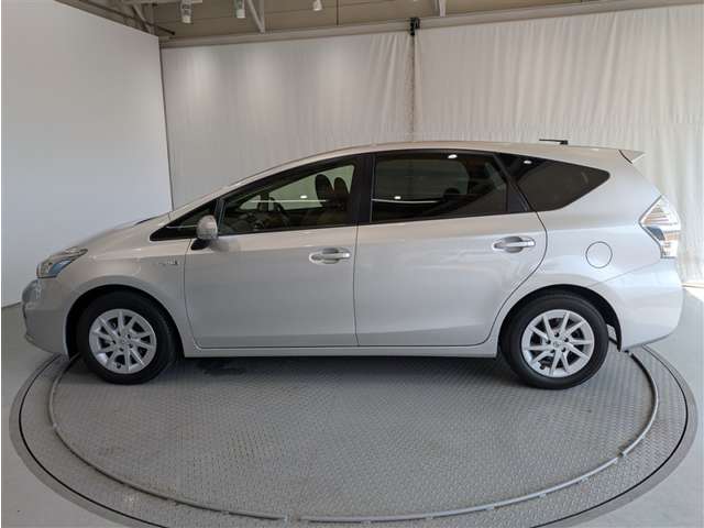 Toyota Prius α 3