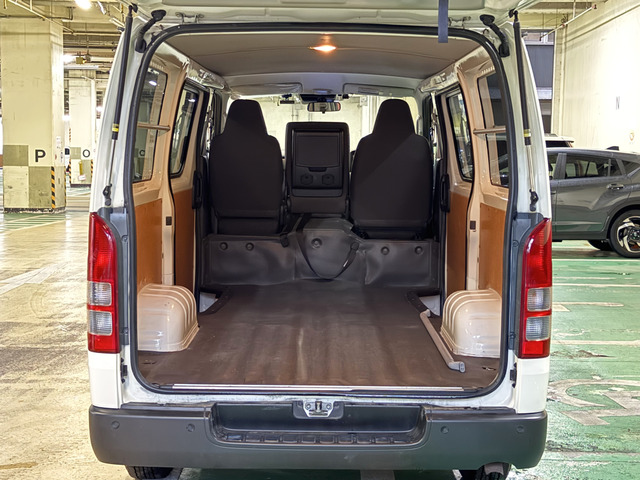 Toyota Hiace Van 4