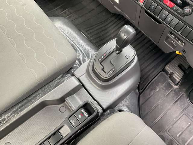 Isuzu Elf 6
