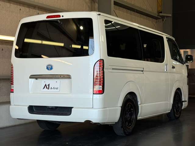 Toyota Hiace Van 11
