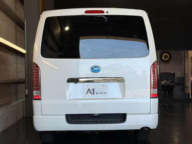 Toyota Hiace Van 12