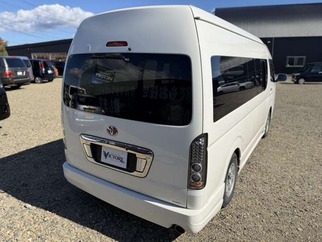 Toyota Hiace Van 8