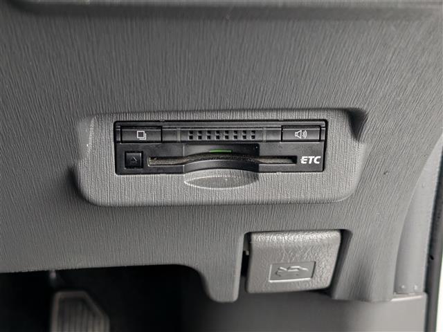 Toyota Prius α 11