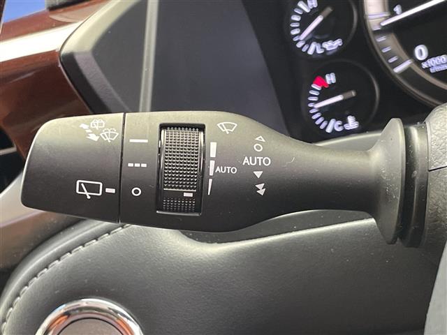Lexus LX 12