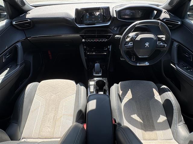 Peugeot SUV e-2008 8