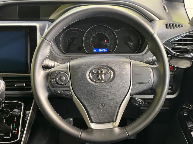 Toyota Voxy 11