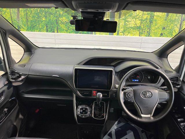 Toyota Voxy 2