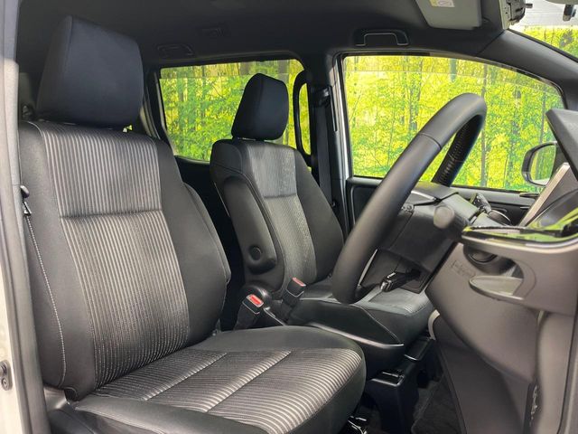 Toyota Voxy 8