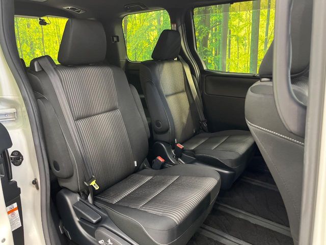 Toyota Voxy 9