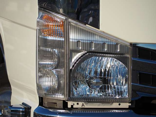 Isuzu Elf 8