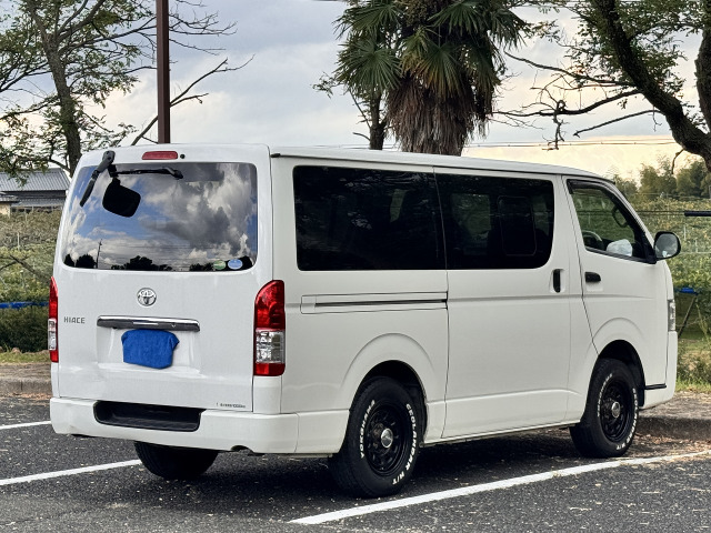 Toyota Hiace Van 11
