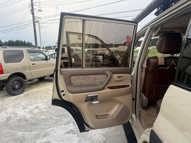 Toyota Land Cruiser 100 12