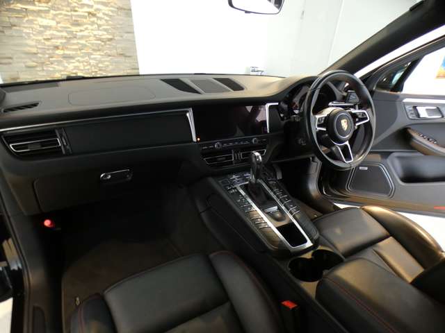 Porsche Macan 8
