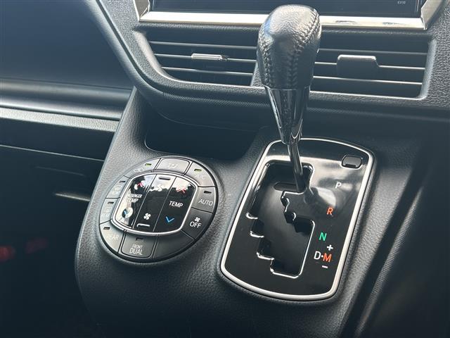 Toyota Voxy 11