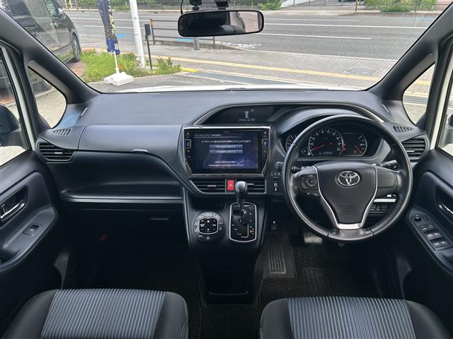 Toyota Voxy 2