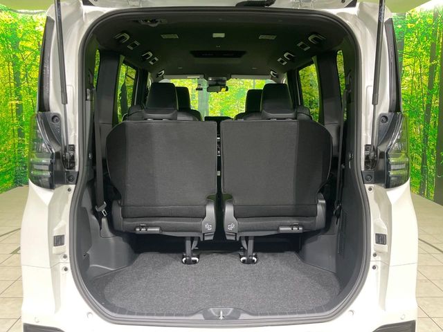 Toyota Voxy 11