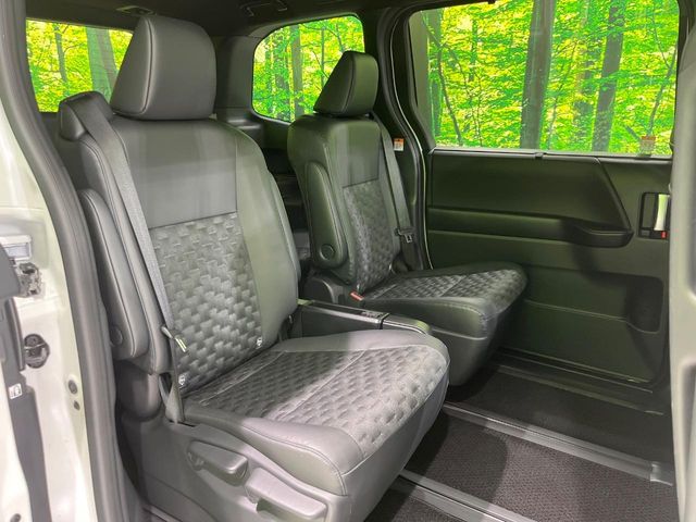 Toyota Voxy 9