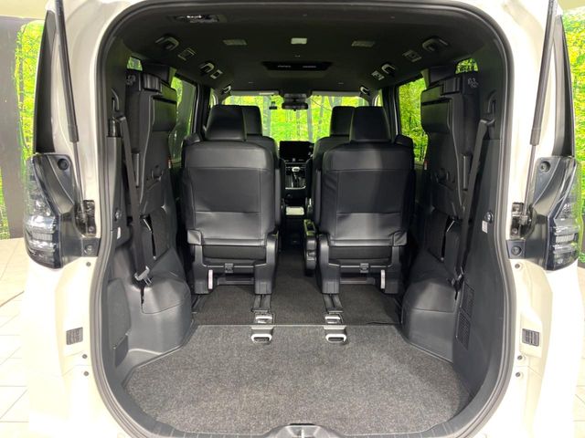 Toyota Voxy 12