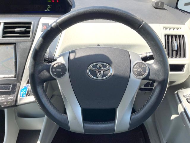 Toyota Prius α 11