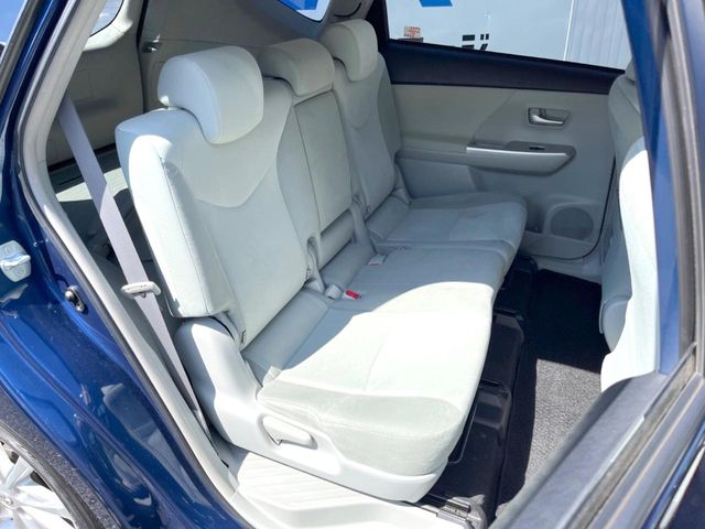Toyota Prius α 9