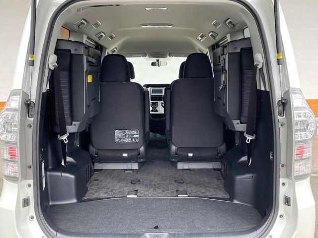 Toyota Voxy 11